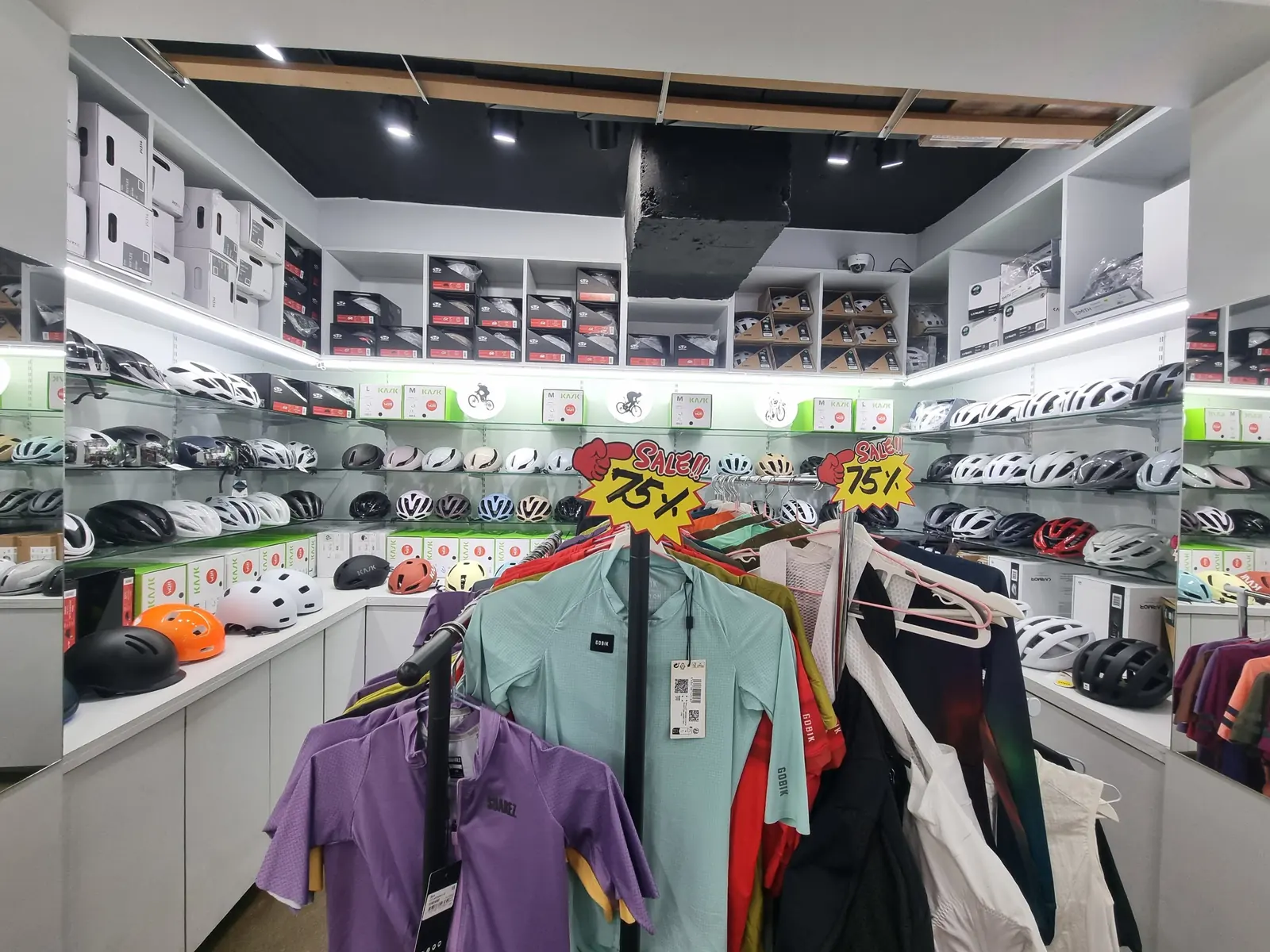 40192 마포점 의류 행거의 SALE 75% 스티커와 뒤쪽 헬멧 벽