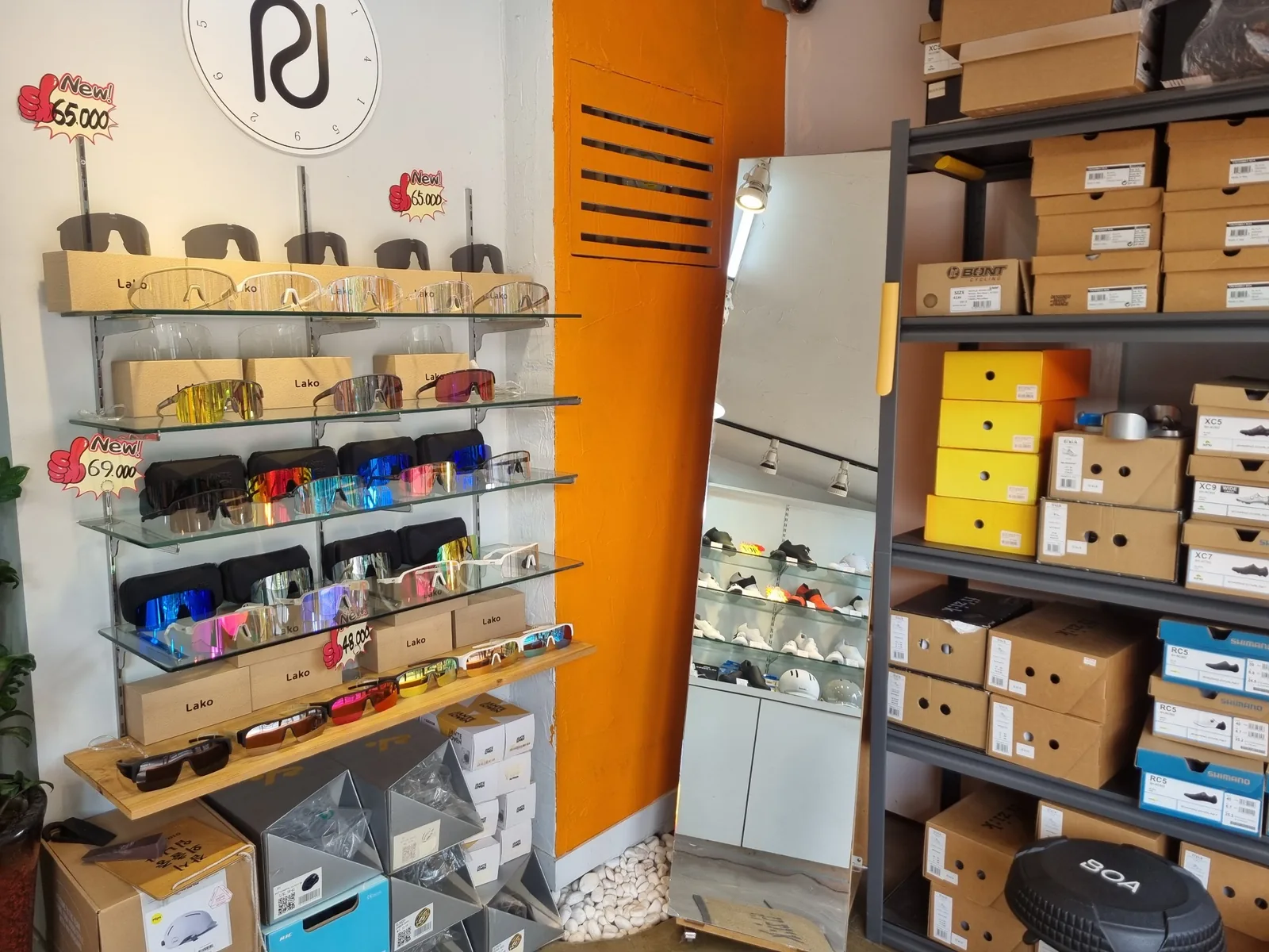 PI OPTICS 고글 가격 스티커와 신발 박스 선반