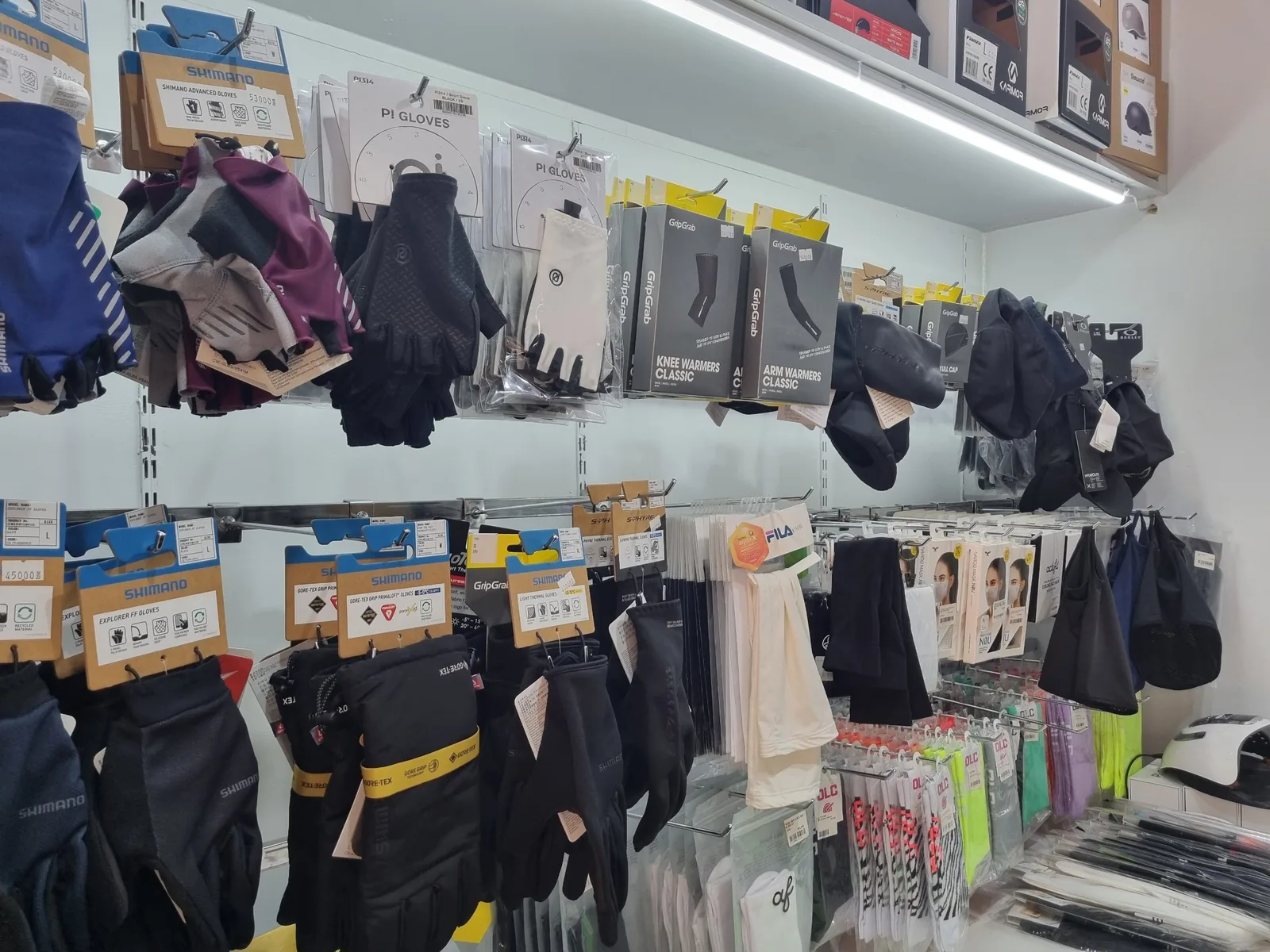 장갑·팔토시·양말이 걸린 벽면