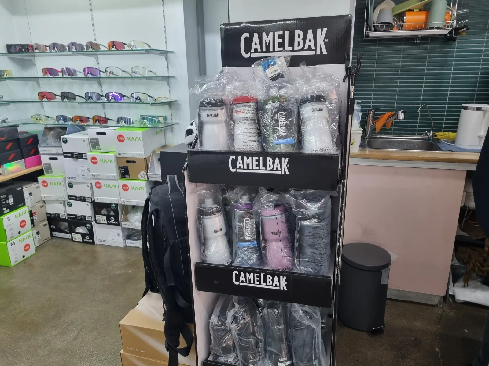 카멜백 물통 진열대
