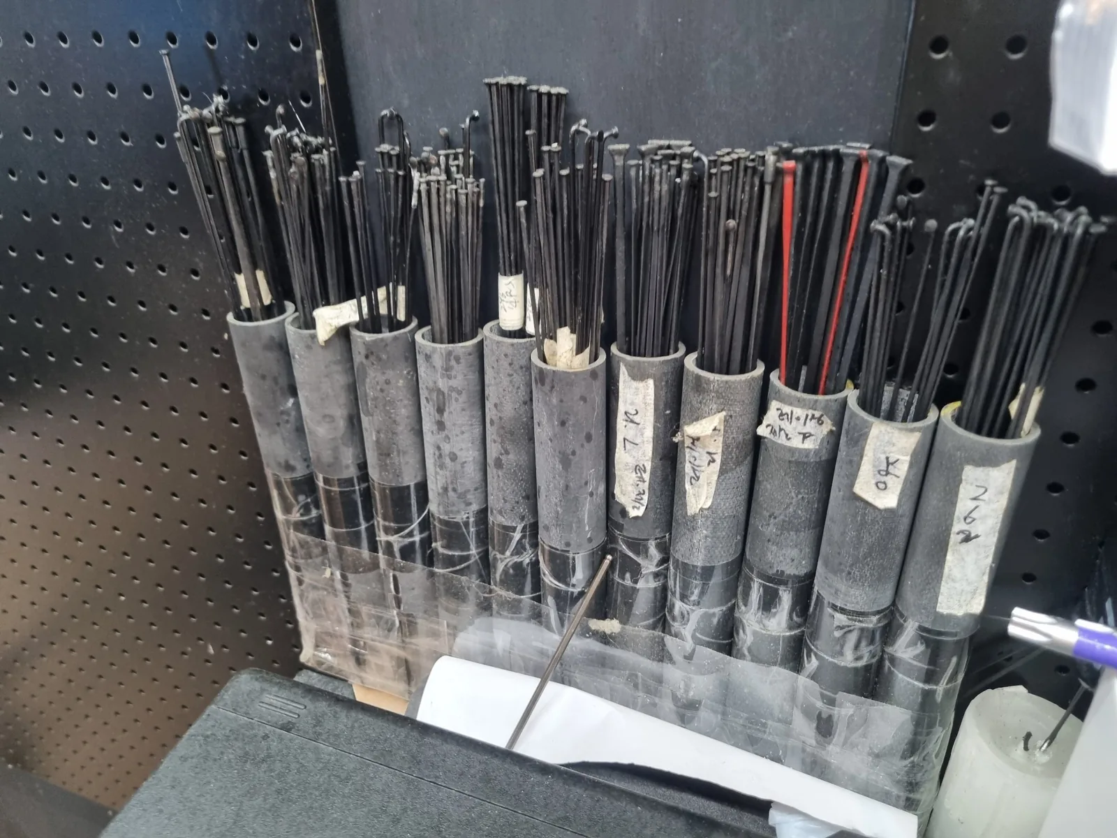 길이별로 나눠 보관한 스포크 통