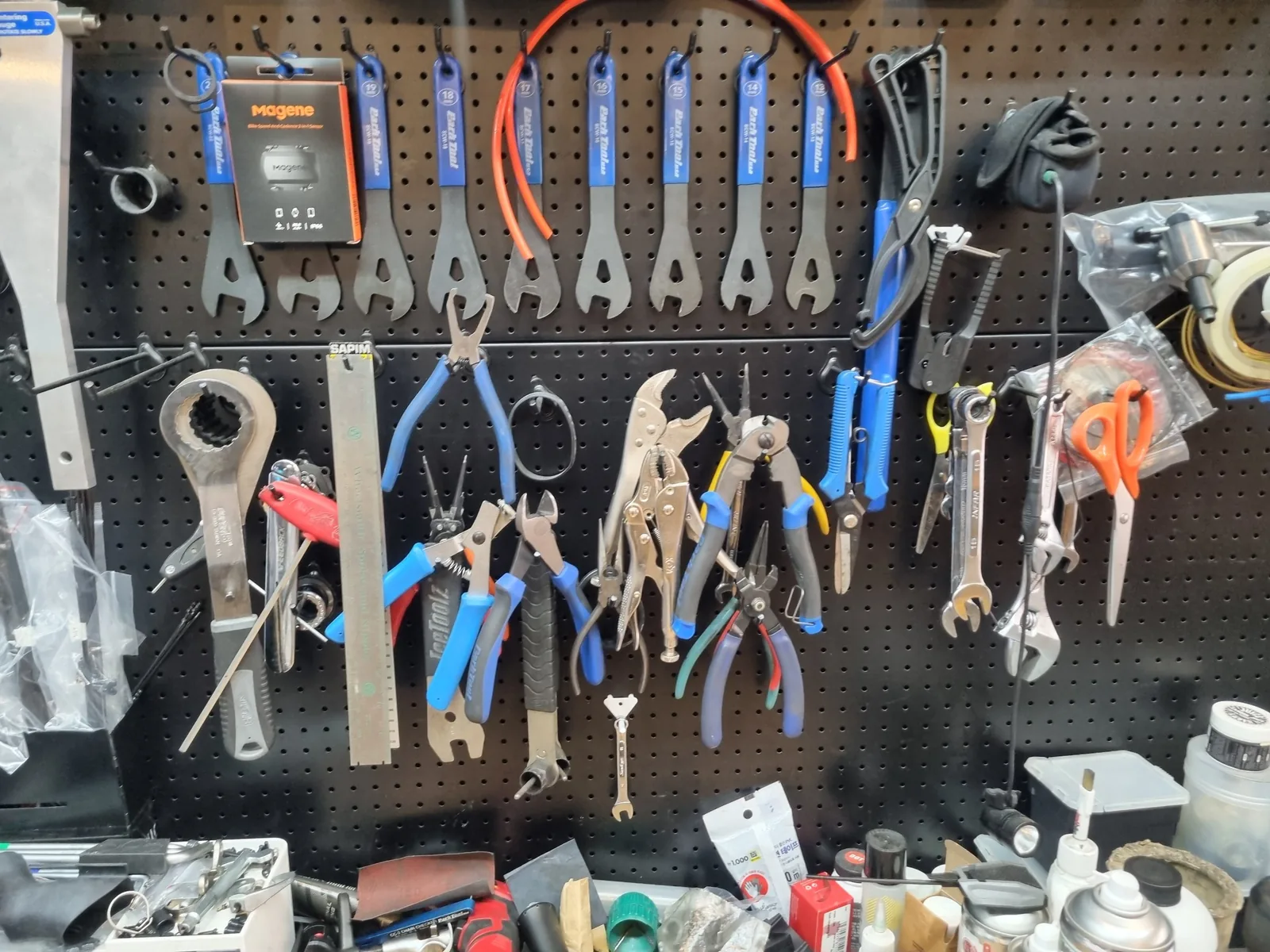 Park Tool 등 공구가 걸린 펙보드
